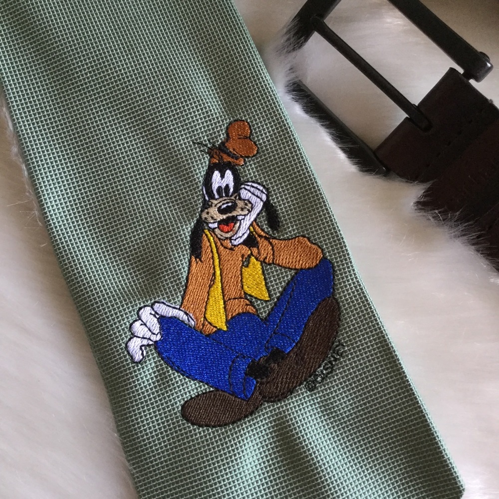 Roundtree & Yorke Goofy Embroidered Green Silk Tie - Picture 2 of 6
